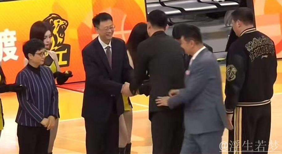 王博戒指落地，楼明更衣室领奖，球迷吐槽过于形式化