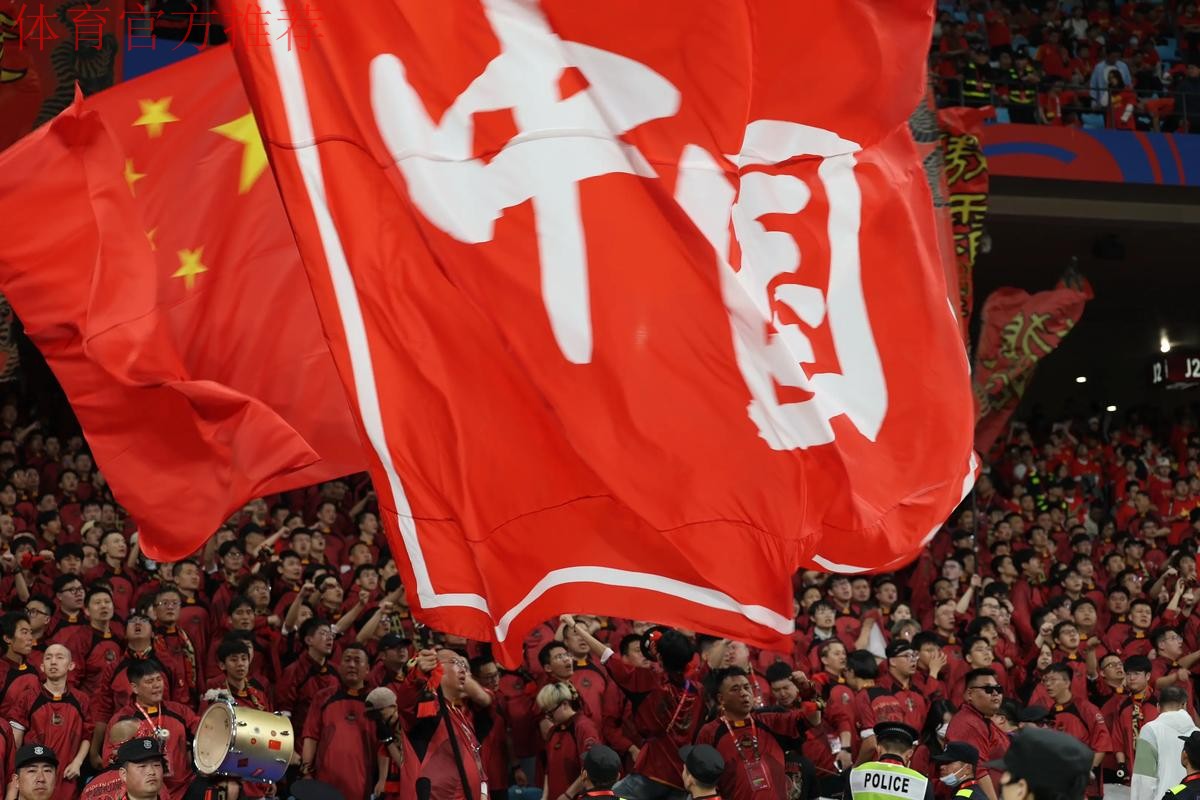 中国足球协会祝广大球迷朋友们新春快乐，龙年大吉！